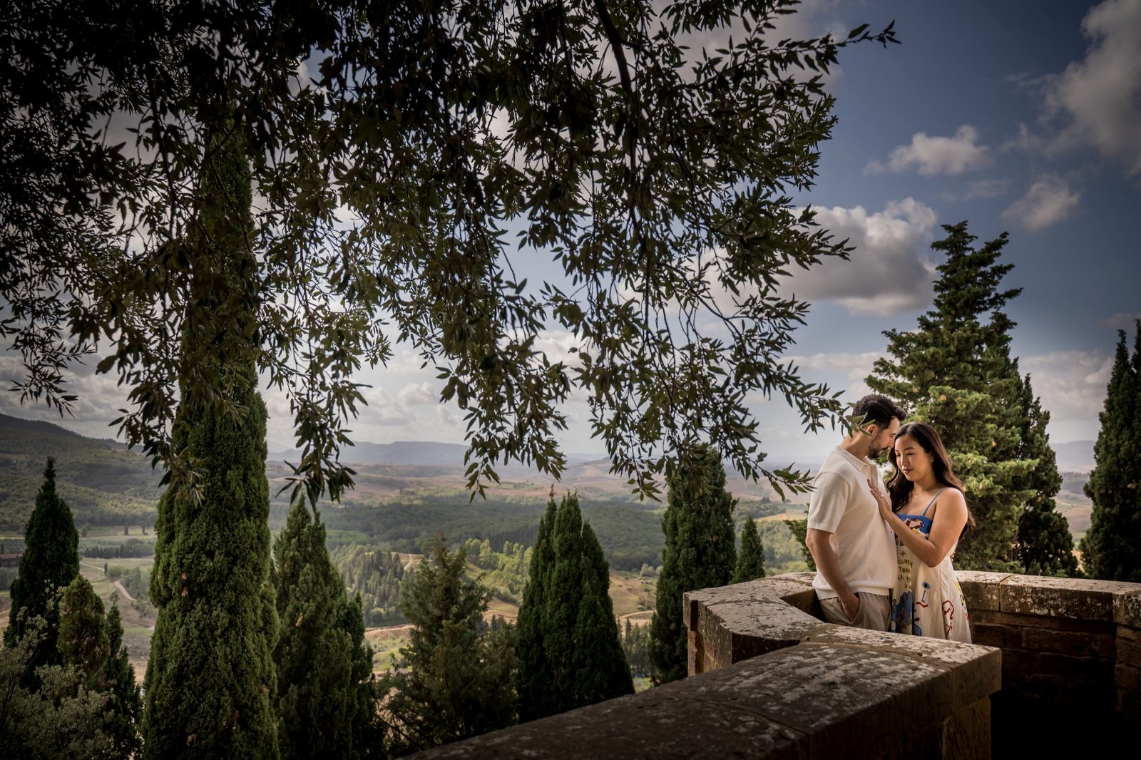 Jennifer and Anthony holding each other in the gardens in Tuscany
